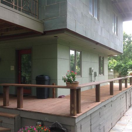 Abigaile'S Treehouse Hotel Bryan Exterior photo