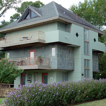 Abigaile'S Treehouse Hotel Bryan Exterior photo