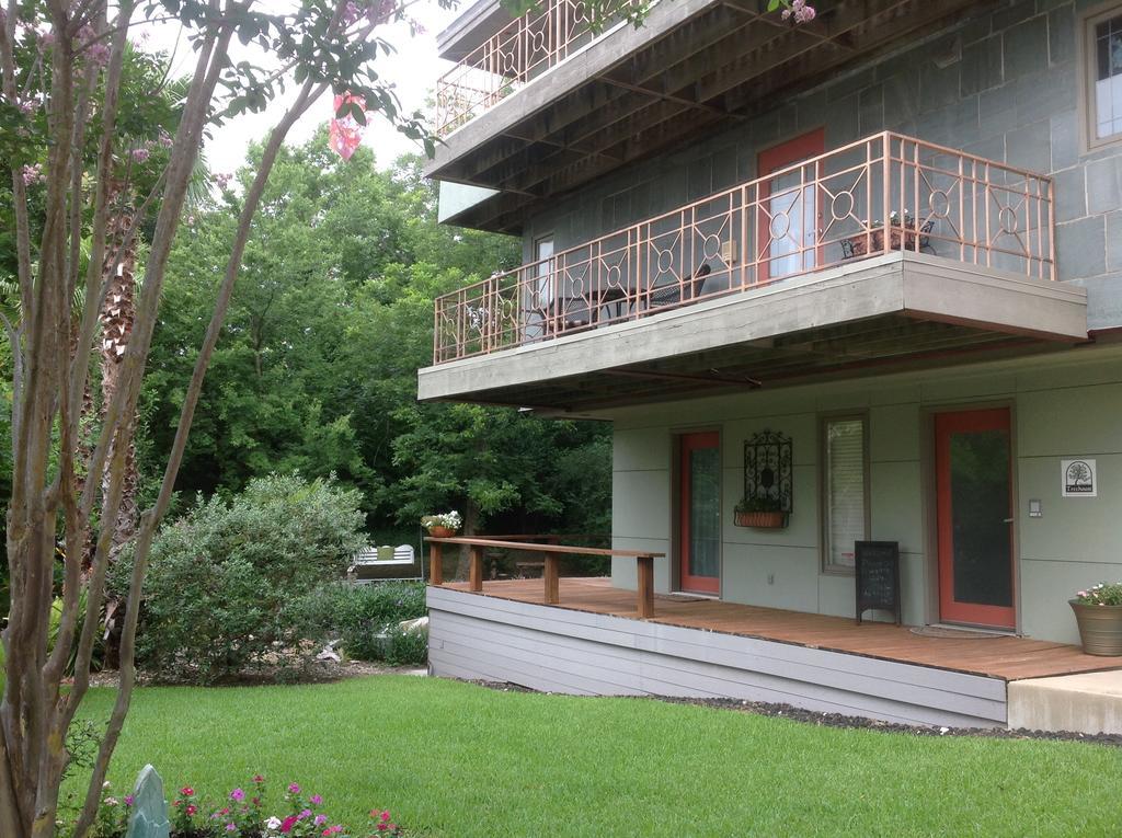 Abigaile'S Treehouse Hotel Bryan Exterior photo