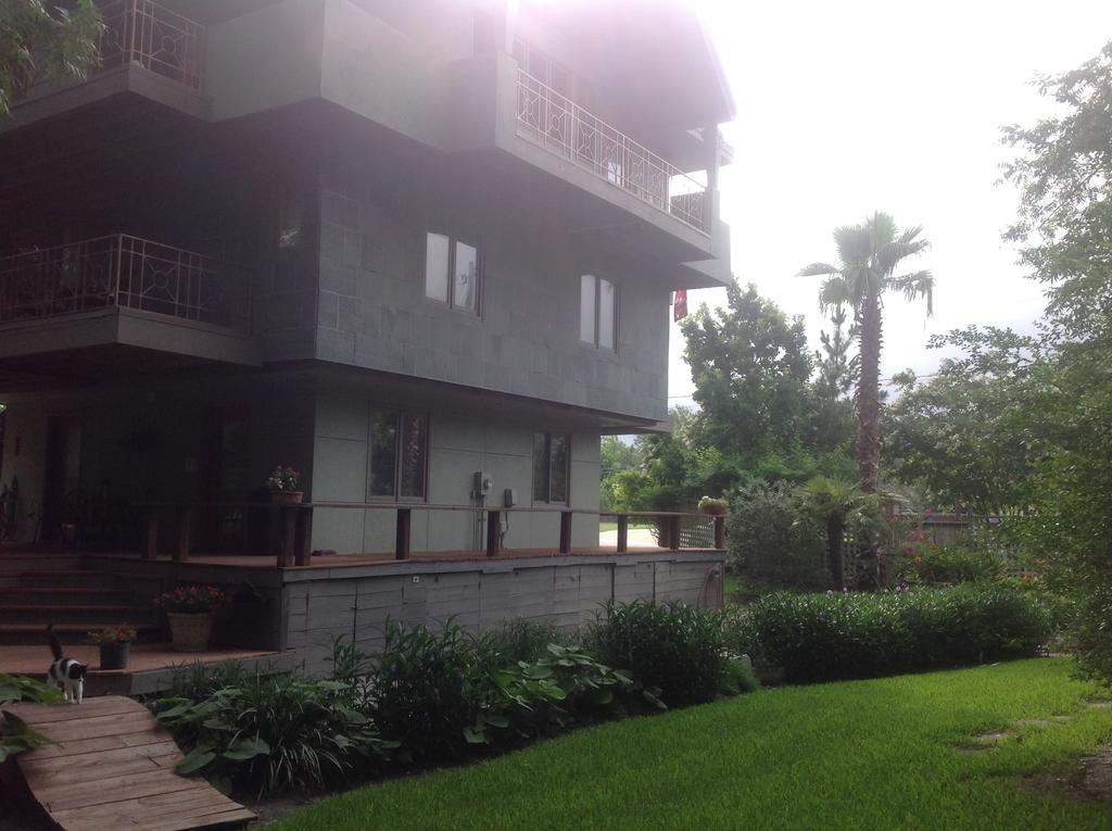 Abigaile'S Treehouse Hotel Bryan Exterior photo