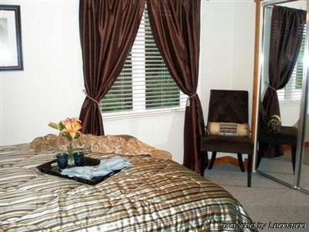 Abigaile'S Treehouse Hotel Bryan Room photo