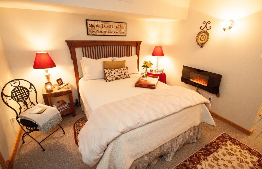 Abigaile'S Treehouse Hotel Bryan Room photo