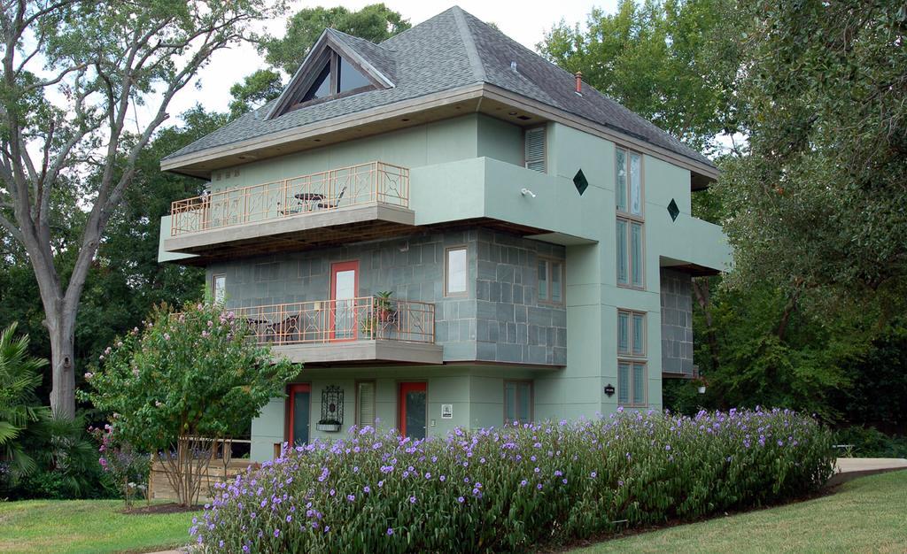 Abigaile'S Treehouse Hotel Bryan Exterior photo