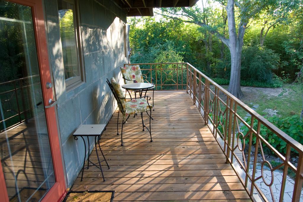 Abigaile'S Treehouse Hotel Bryan Exterior photo