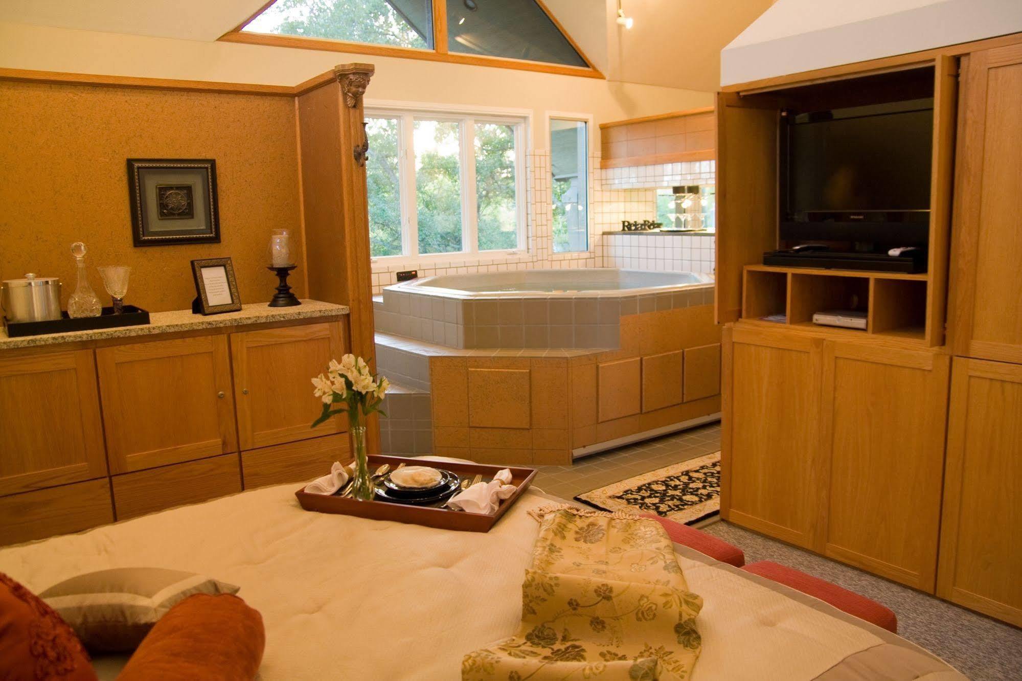Abigaile'S Treehouse Hotel Bryan Room photo