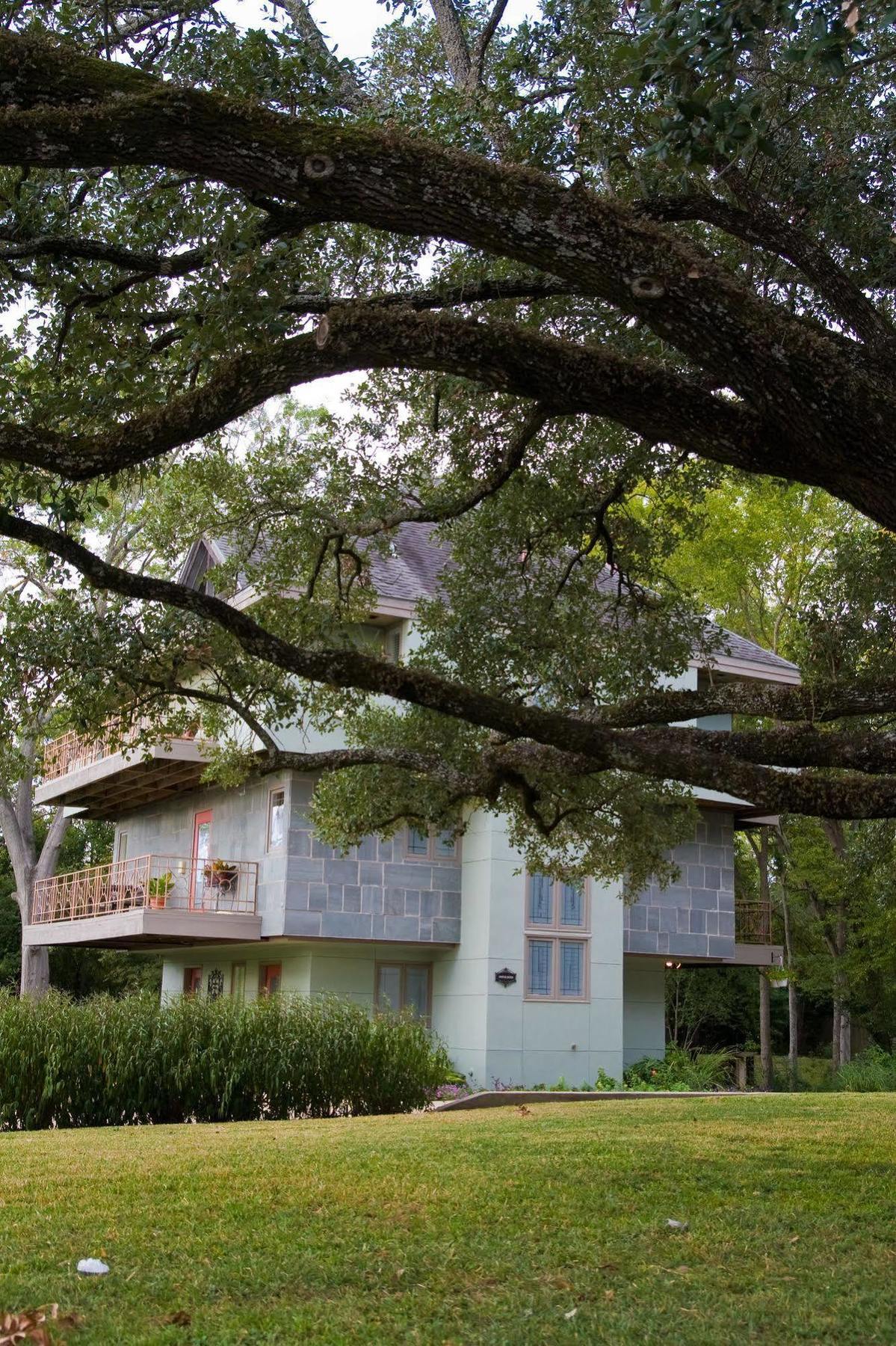 Abigaile'S Treehouse Hotel Bryan Exterior photo